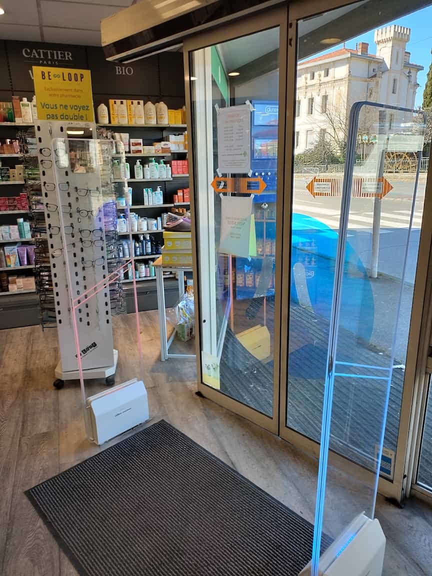 Portique de sécurité activé à l'entrée du magasin vue de l'intérieur
