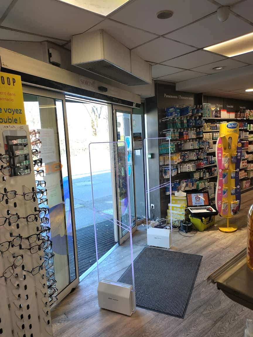 Portique de sécurité activé à l'entrée du magasin vue de l'intérieur sur le côté gauche