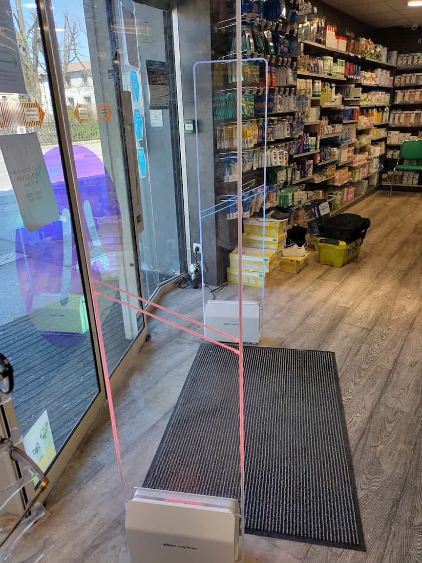 Portique de sécurité activé à l'entrée du magasin vue de l'intérieur sur le côté gauche proche