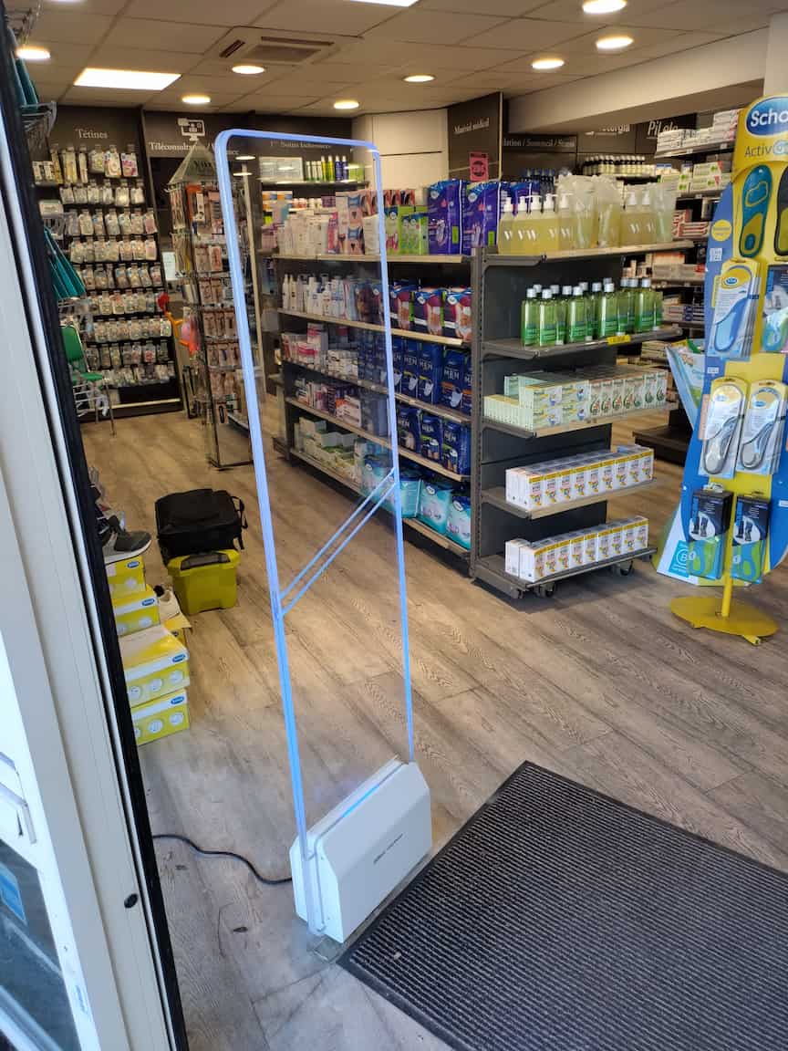 Portique de sécurité activé à l'entrée du magasin vue de l'extérieur sur le côté droit proche